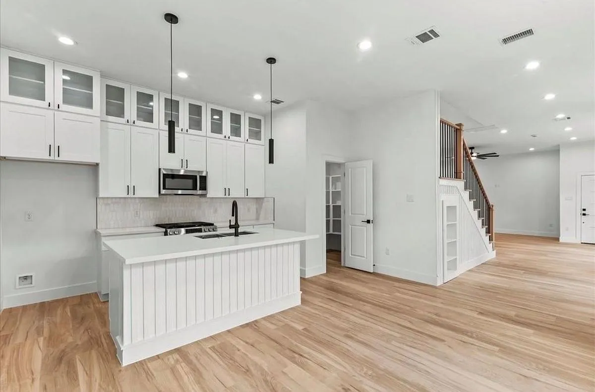 3 bed, 3.0 bath, 1720 sqft, $2,350 — Photo 1