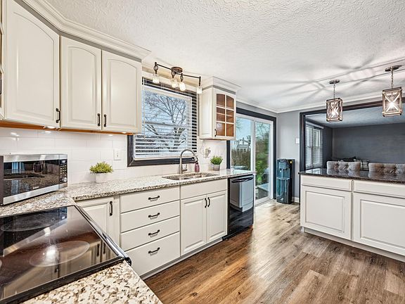 3rd image of 6873 Fallen Timbers Dr