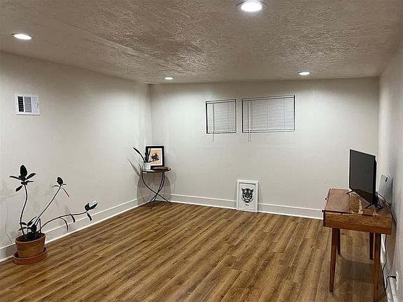 5th image of 5201 Lindsay St #C