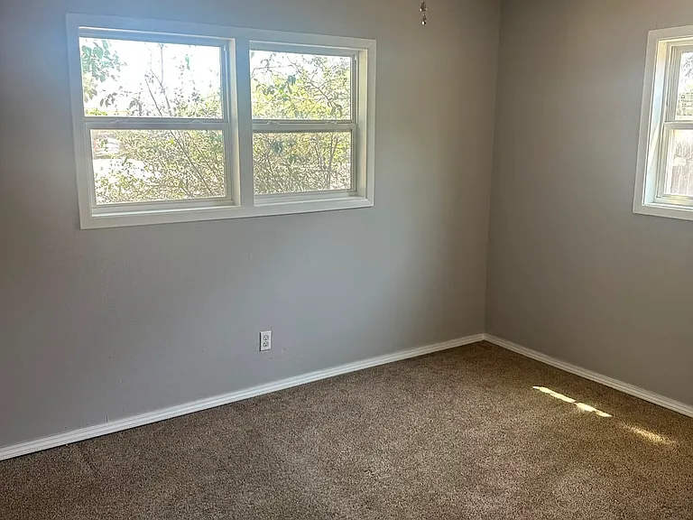 302 Almond Ave — Photo 2