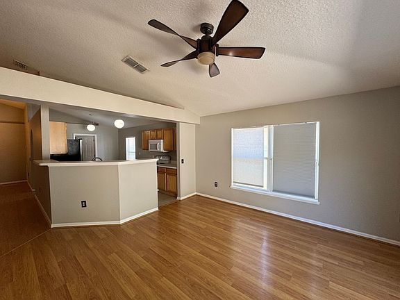 4th image of 130 Wheatfield Cir