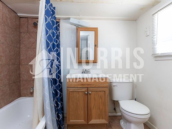 4th image of 903 1/2 E 4th St