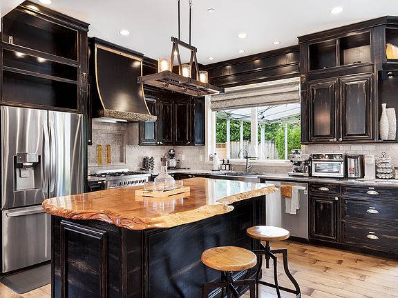 Here is the dreamy well equipped kitchen! This is for you, chef!