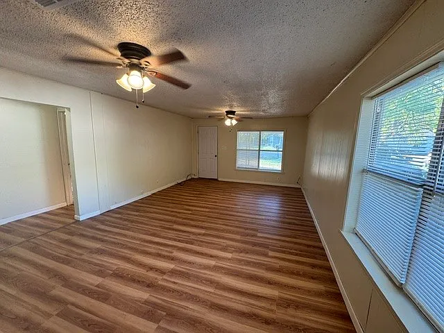 3 bed, 2.0 bath, 1858 sqft, $1,200 — Photo 2