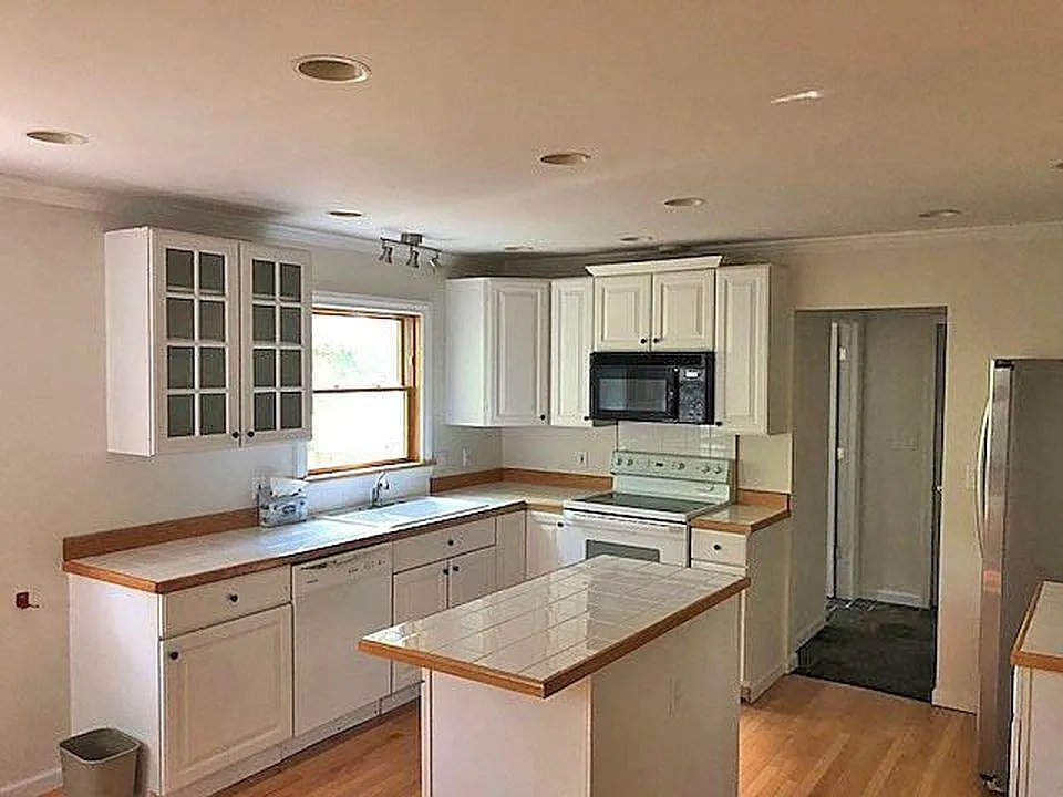 4 bed, 2.5 bath, 2000 sqft, $3,000 — Photo 3