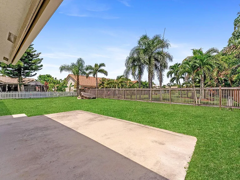5809 Sun Pointe Cir — Photo 24