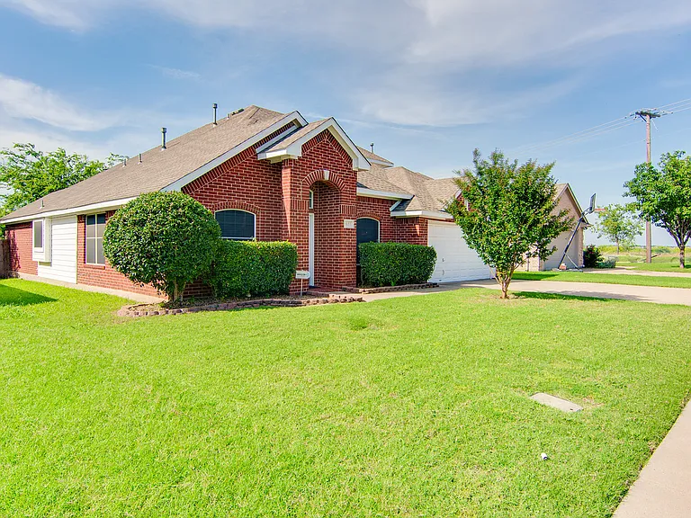 1133 Hillwood Dr — Photo 3