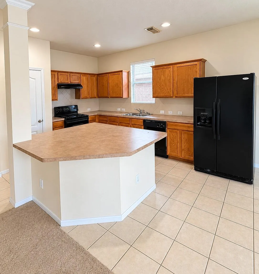 4 bed, 2.5 bath, 2910 sqft, $2,500 — Photo 3