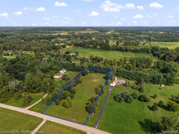 1920 Deer Run Ln, Leonard, MI 48367