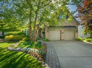 5324 Versailles Ave, Brighton, MI 48116