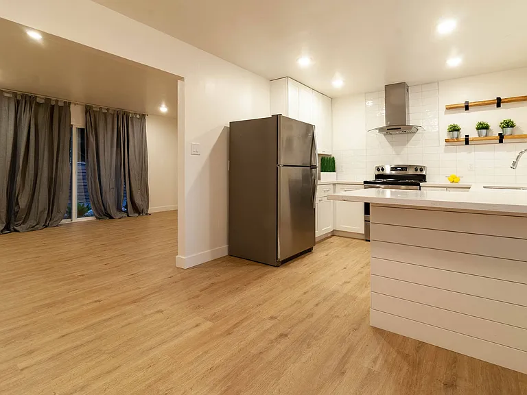 550 N. Fair Oaks Ave — Photo 16