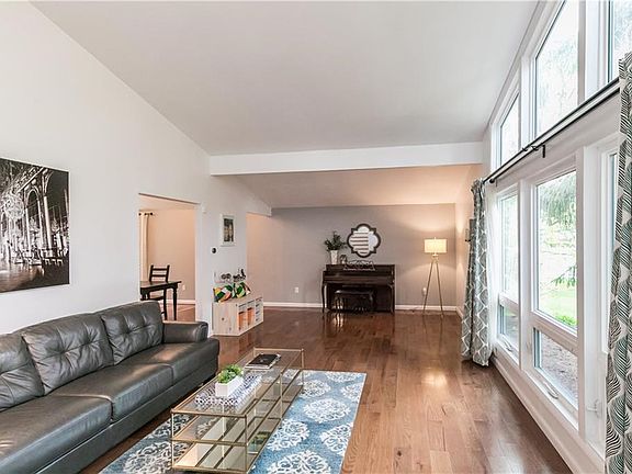 2nd image of 4982 Tall Oaks Dr