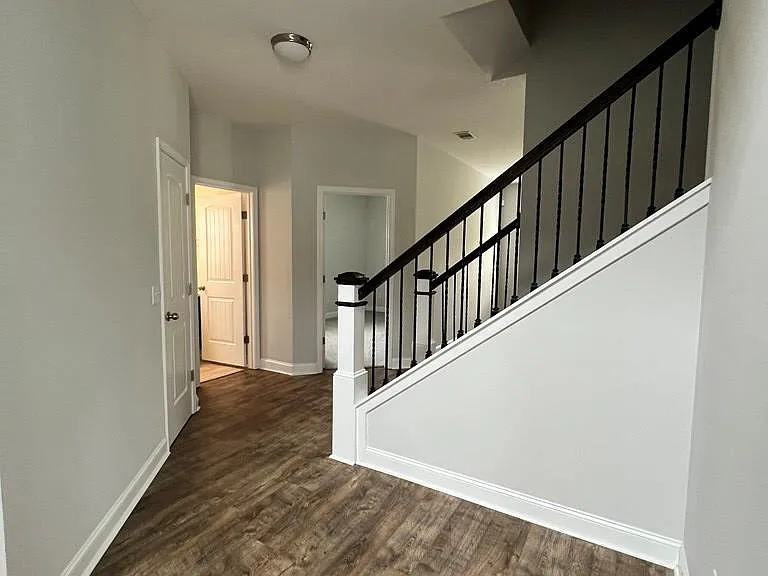 423 Fairview Cir — Photo 5
