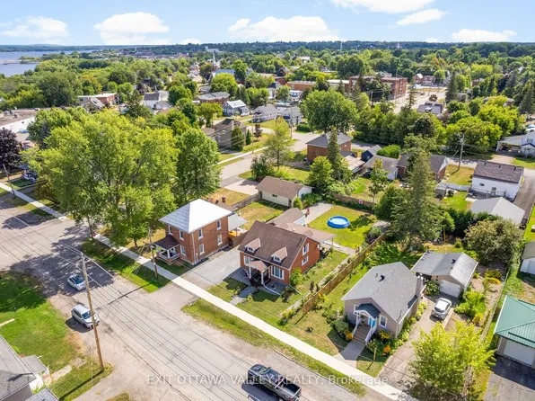 329 3rd Ave, Pembroke, ON K8A 5G5