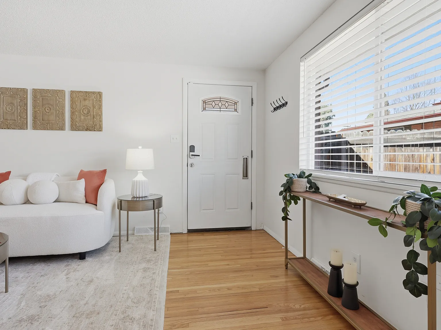 3 bed, 910 sqft, $2,600 — Photo 3