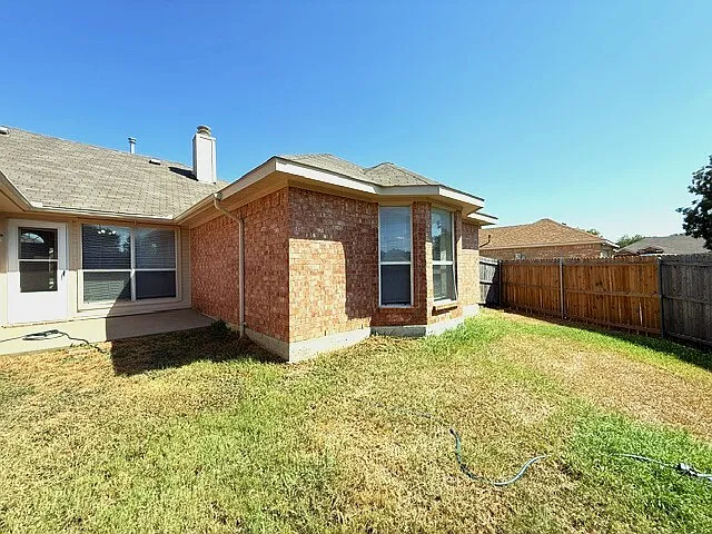 4 bed, 2.0 bath, 1958 sqft, $2,200 — Photo 2
