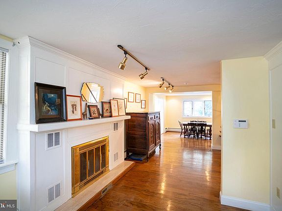 3rd image of 9980 Douglas Rd