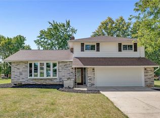 1040 Hunters Trl, Broadview Heights, OH 44147