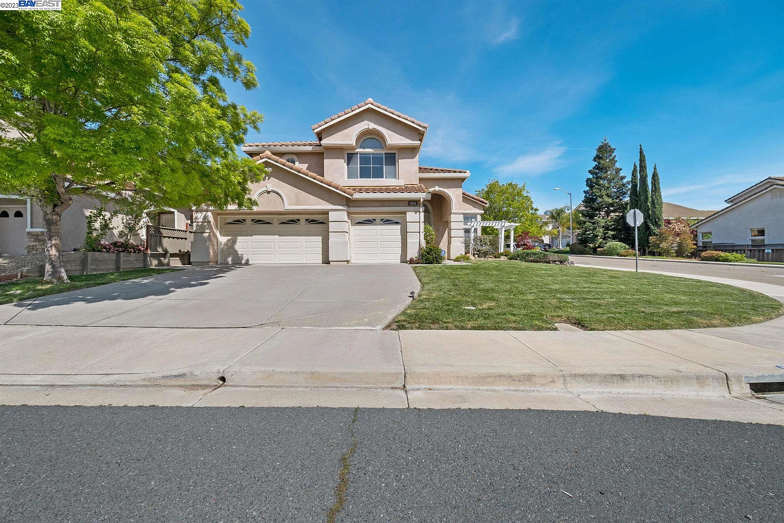 2021 Spruce Way photo 1