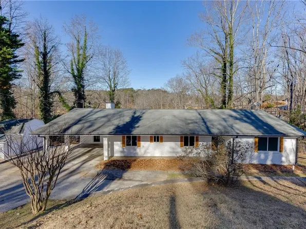 6095 Blackberry Ln, Buford, GA 30518