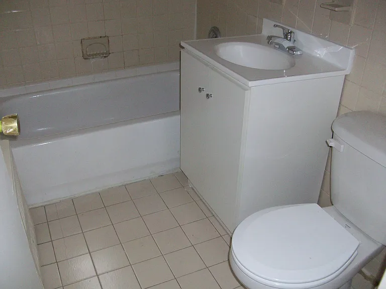111 Broad Ave — Photo 3