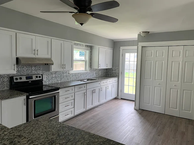 622 Lansdown Dr — Photo 3