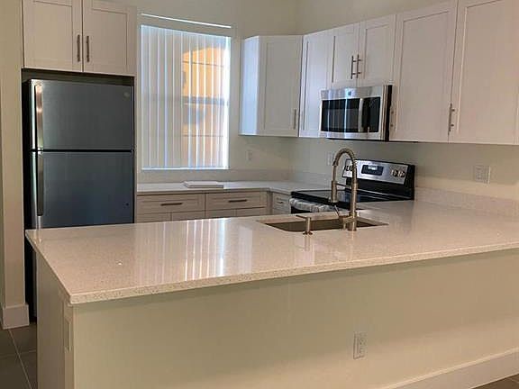 5th image of 714-716 W 12th ST
