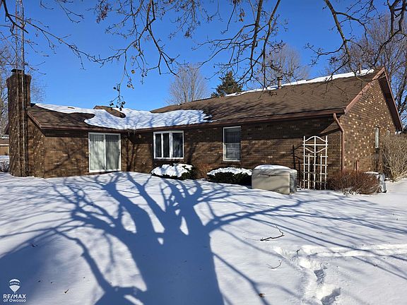 3rd image of 2445 N Hickory Rd