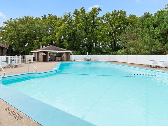 2nd image of 950 Woodridge Ct #5A