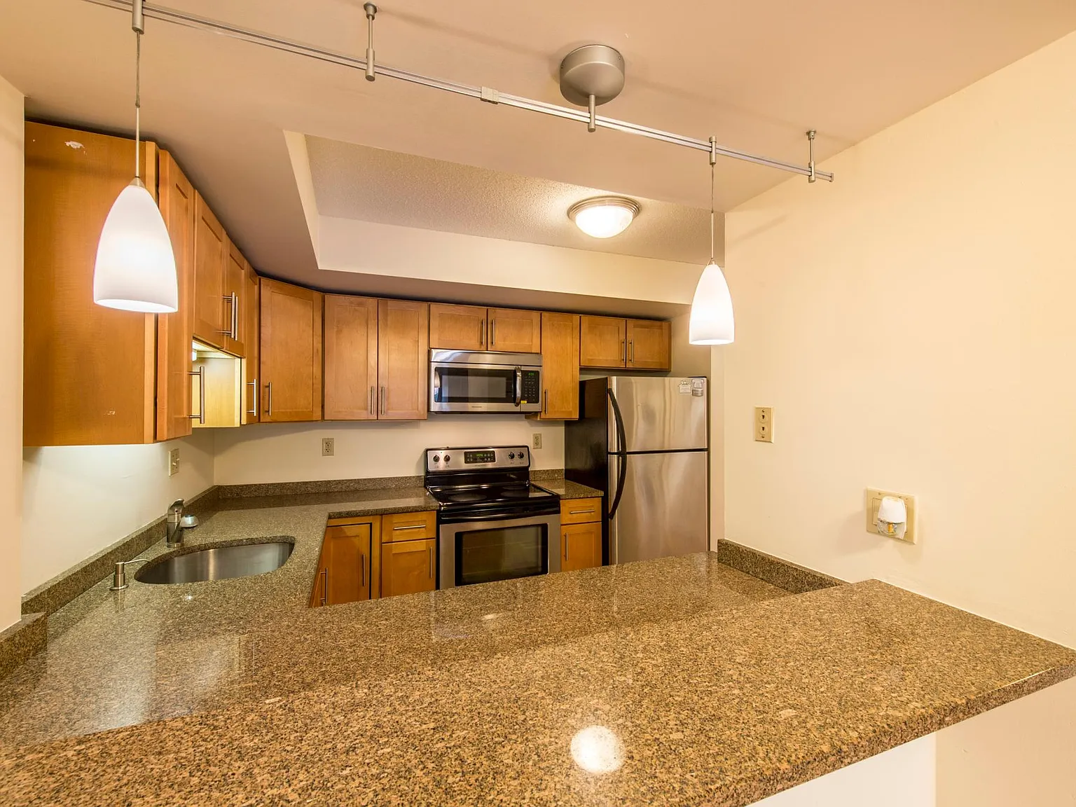 2 bed, 1000 sqft, $3,500 — Photo 2