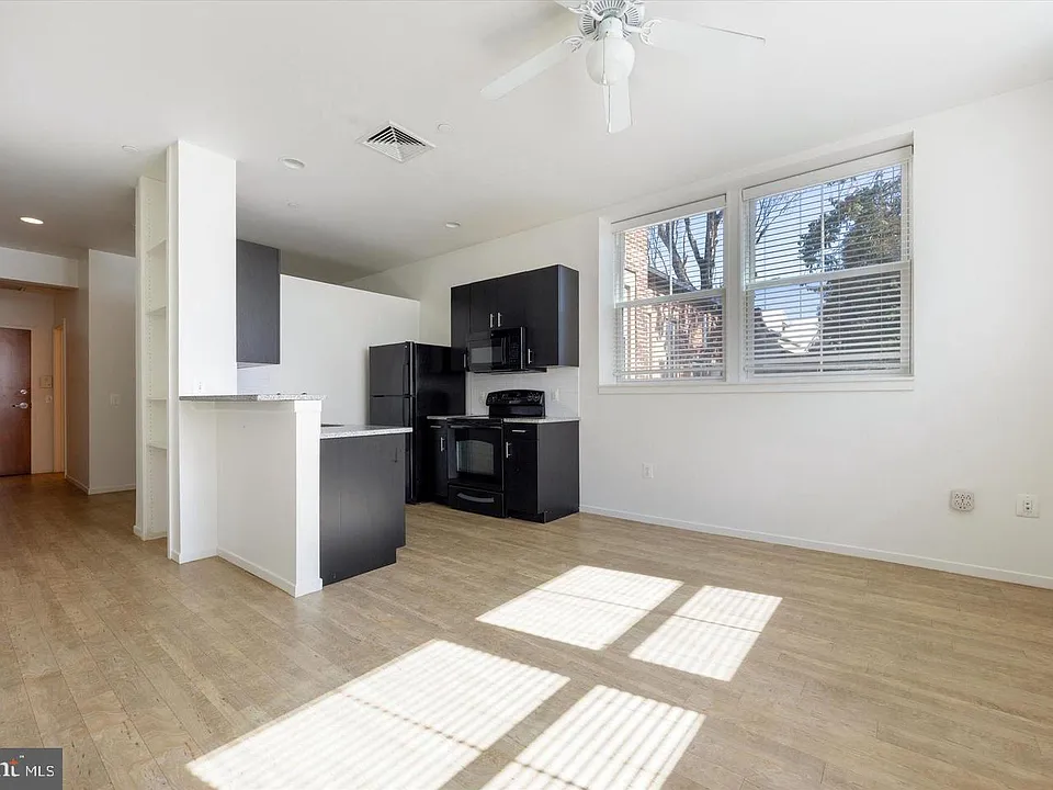 1015-1021 W Lancaster Ave #211