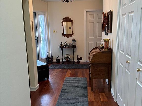 2nd image of 179 Hawthorne Ct