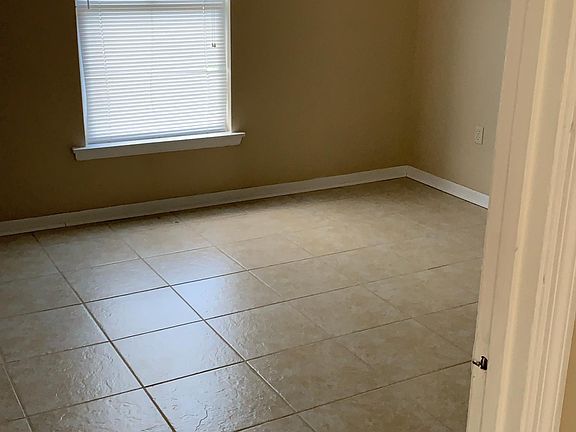 5th image of 625 Robin Ln