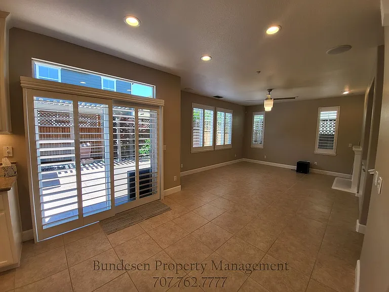 1727 Southgate Dr — Photo 8