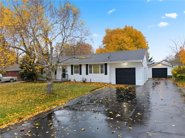 3 Algonquin Ave, Hamilton, ON L9H 7K9