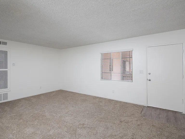 Emerald Manor Apartments — Photo 10