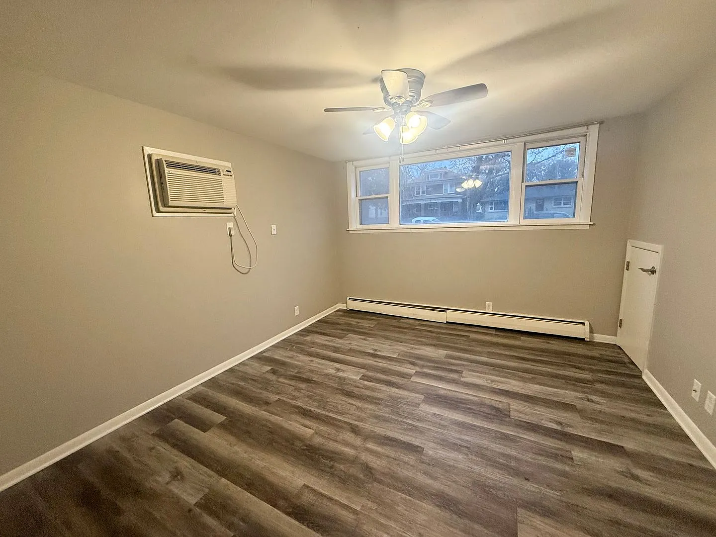 928 E St — Photo 2