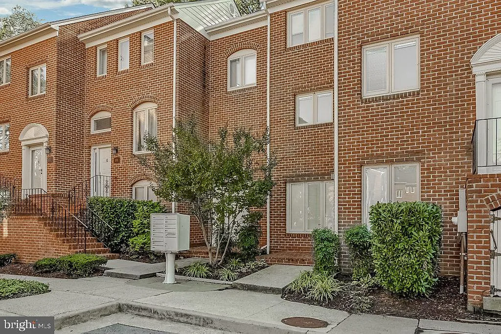 Building Photo - 1809 N Uhle St #1
