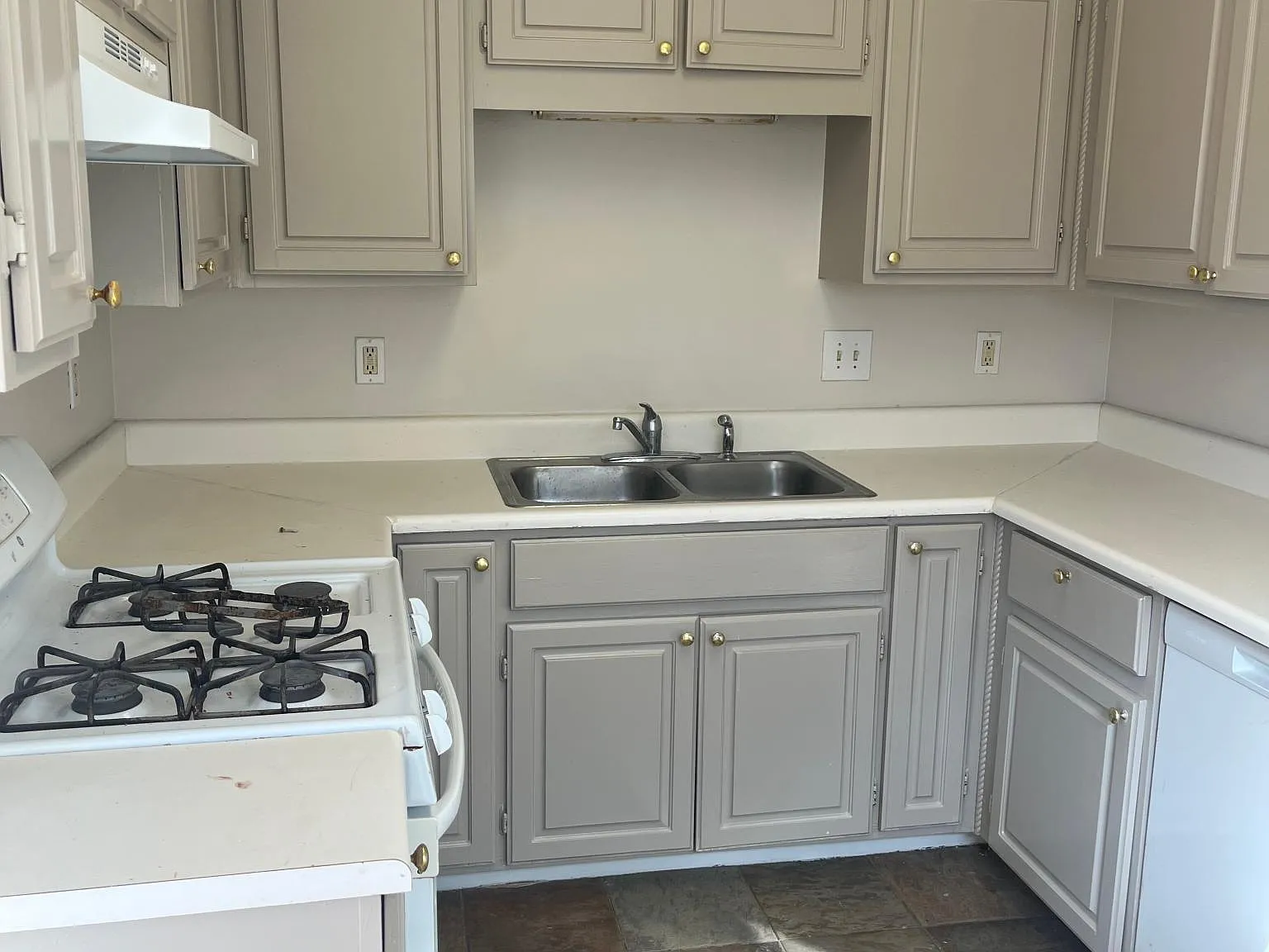 106 Sommersby Dr — Photo 2