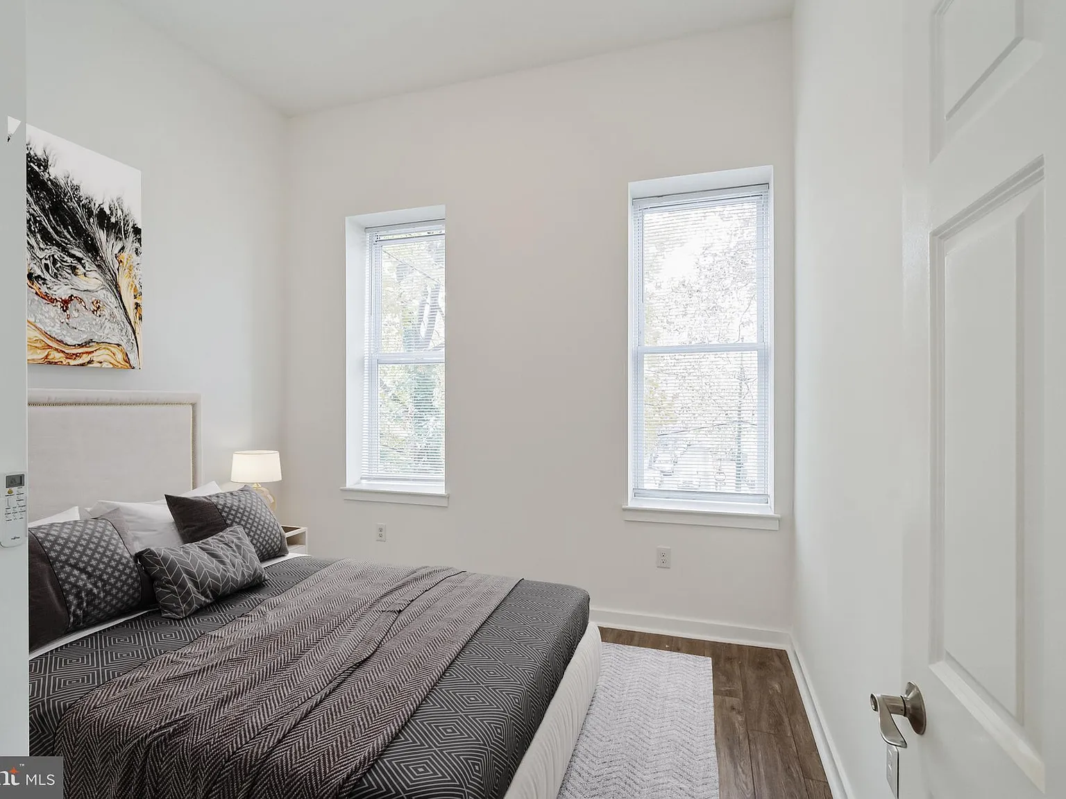 2 bed, 1000 sqft, $2,050 — Photo 2