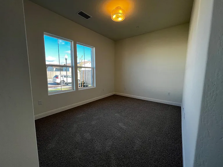 2112 Daffodil St — Photo 14