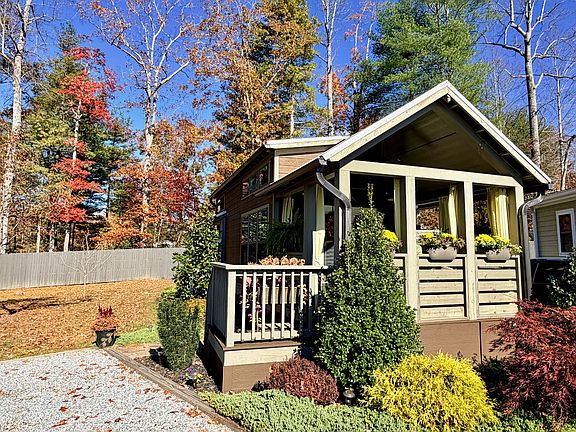 2nd image of 54 Highland Hollow Ln
