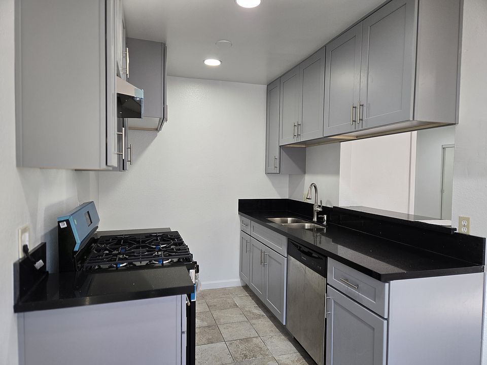 1st image of 7525 Haskell Ave #211