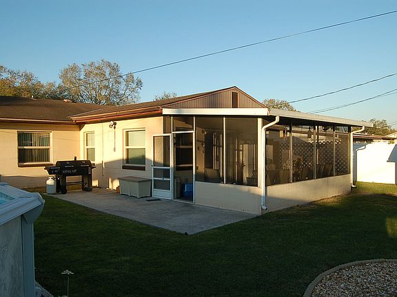 4th image of 2423 Meadow Ln