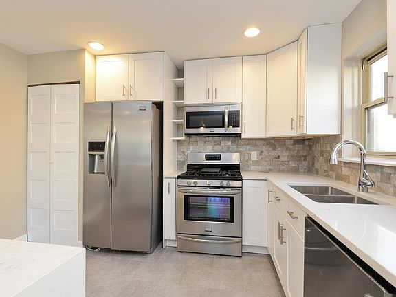 4th image of 134 Callan Ave Unit 1