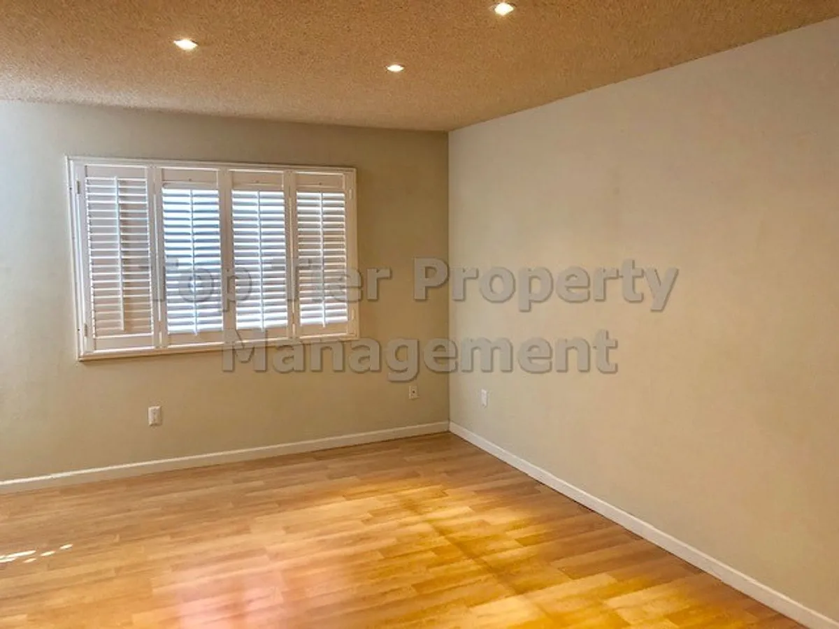 Building Photo - 1803 Chinquapin Ct #F