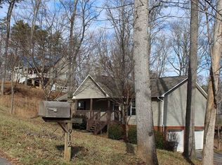912 Redbud Dr, Dandridge, TN 37725