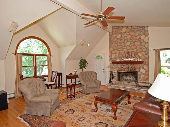 4th image of 3 Chapin Ct