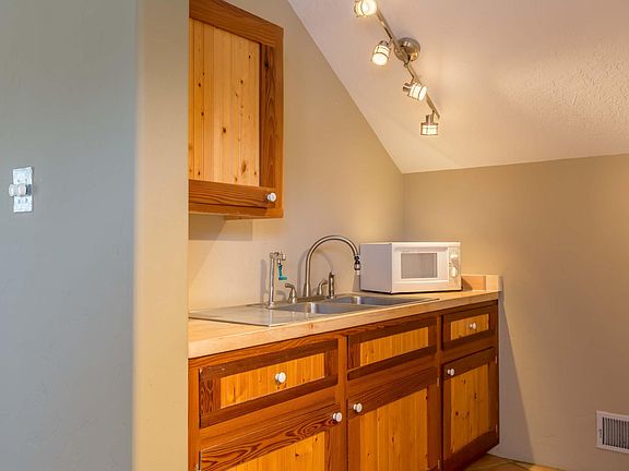 5th image of 6233 1/2 Hannett Ave NE