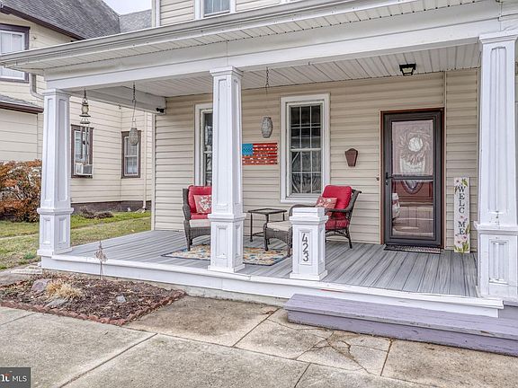 4th image of 423 Main St